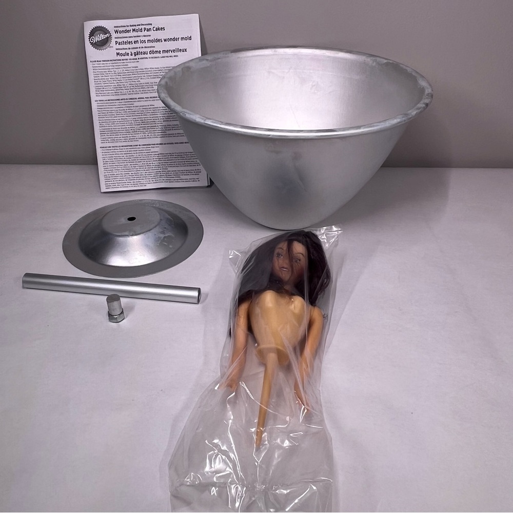 Wilton Mold Pan Set - Barbie Doll Cake Mold - Bake a fun 3D dress shaped cake - Picture 3 of 5